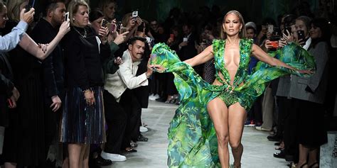 vestito jennifer lopez versace prezzo|jlo versace.